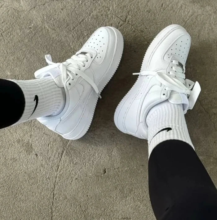 NIKE AIR FORCE 1 - NEGRAS