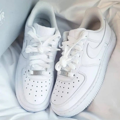 NIKE AIR FORCE 1 - NEGRAS